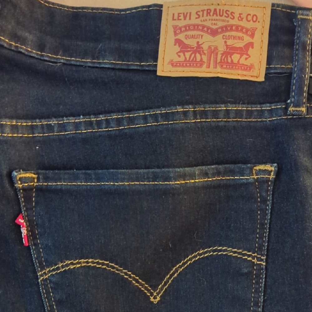 Levi's Dark Blue Women's Jeans 711 Skinny Size 31 With a 29 Inch Inseam